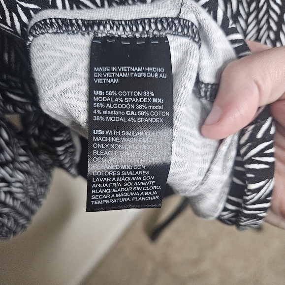 Chico's Cotton Modal Blend Black White Abstract Feather Print 3/4 Sleeve Tunic - Picture 8 of 9